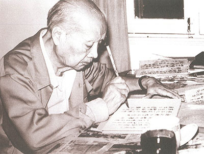 图10左侧大图——20世纪80年代初刘海粟在书房工作.jpg